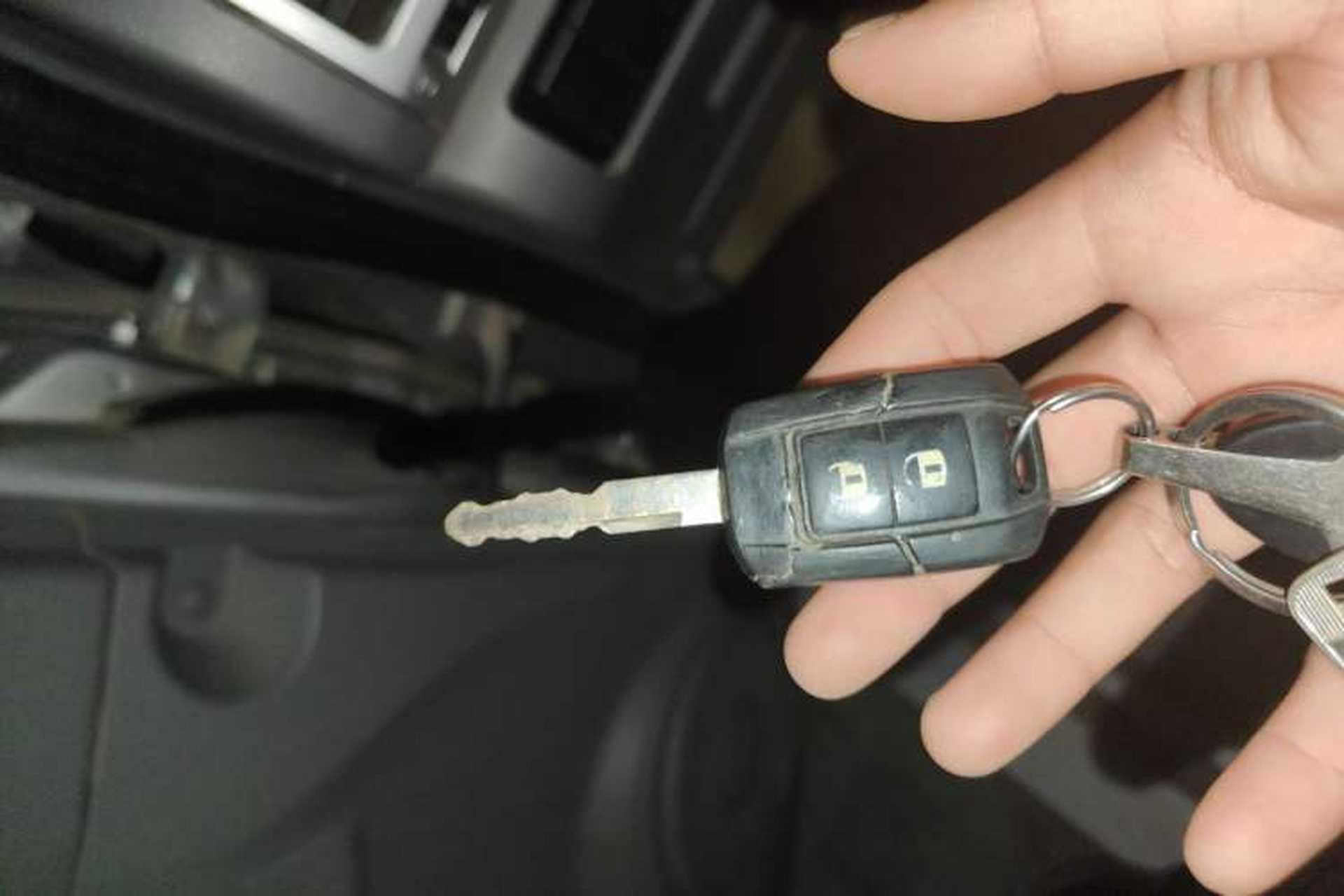 Used Dongfeng Shuaike 2011 1.6L Manual Comfort 7-Seater Vehicle Key