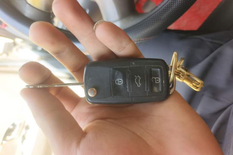 Used Dongfeng Shuaike 2011 1.6L Manual Comfort 7-Seater Vehicle Key