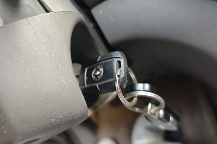 Used Dongfeng Shuaike 2011 1.6L Manual Comfort 7-Seater Vehicle Key
