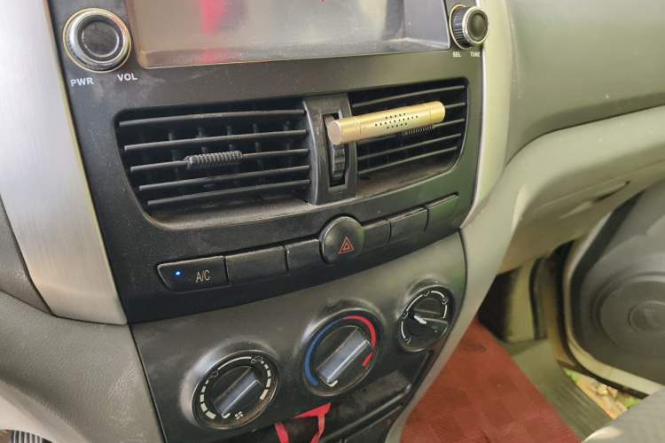 Used Dongfeng Shuaike 2011 1.6L Manual Comfort 7-Seater Audio And AC Panel