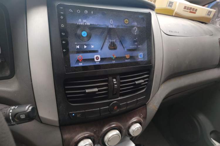 Used Dongfeng Shuaike 2011 2.0L Manual Comfort 7-Seater Audio And AC Panel