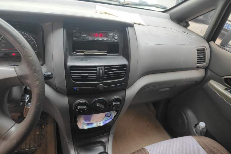 Used Dongfeng Shuaike 2011 1.5L Manual Standard Model 7 Seats China IV Standard Audio And AC Panel