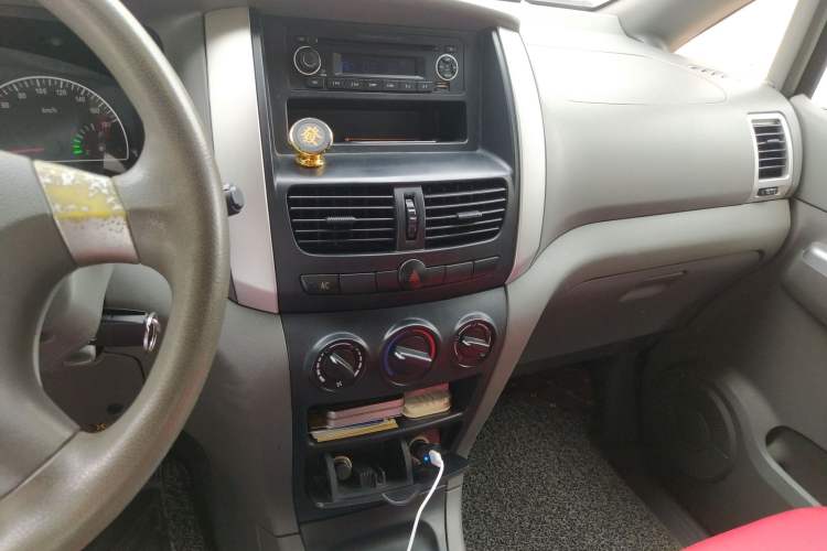 Used Dongfeng Shuaike 2011 1.6L Manual Comfort 7-Seater Audio And AC Panel