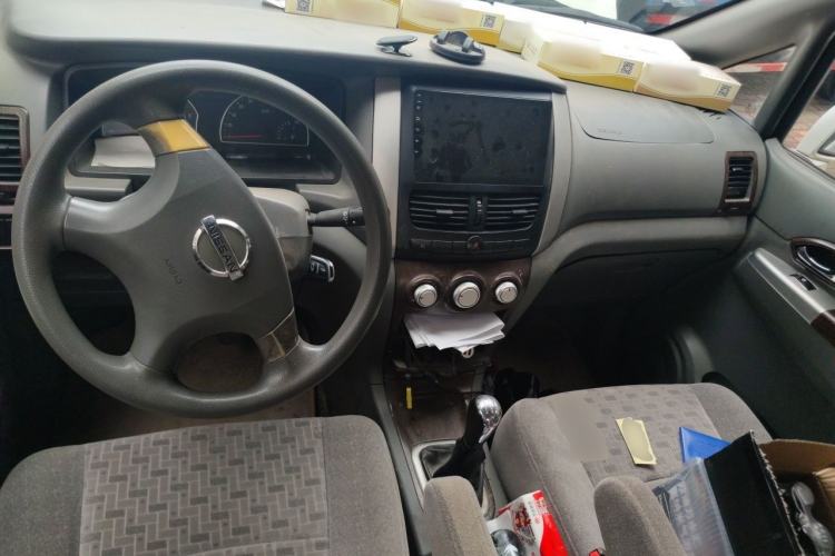 Used Dongfeng Shuaike 2011 2.0L Manual Comfort 7-Seater Center Console