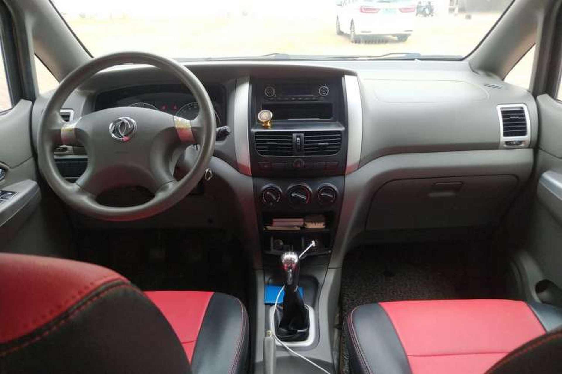 Used Dongfeng Shuaike 2011 1.6L Manual Comfort 7-Seater Center Console