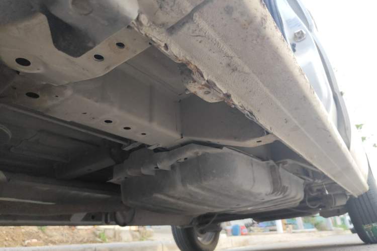 Used Dongfeng Shuaike 2011 1.6L Manual Comfort 7-Seater Chassis Front Left