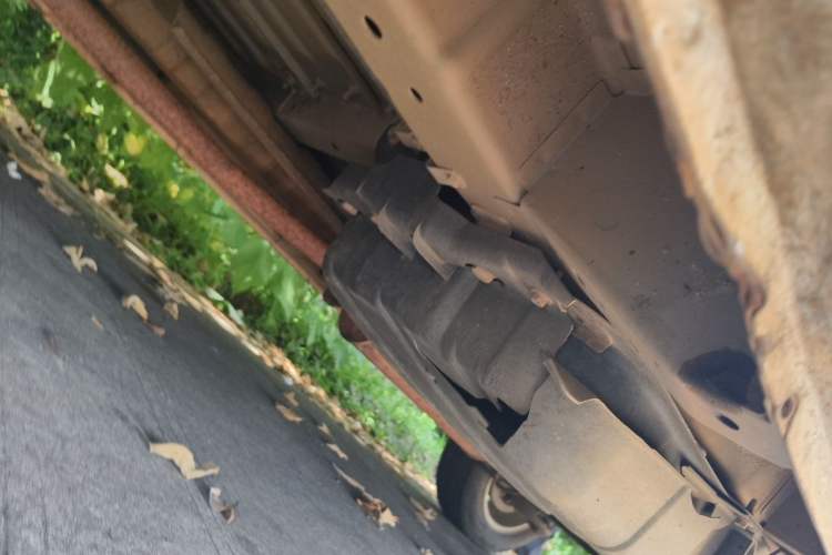 Used Dongfeng Shuaike 2011 1.6L Manual Comfort 7-Seater Chassis Front Right