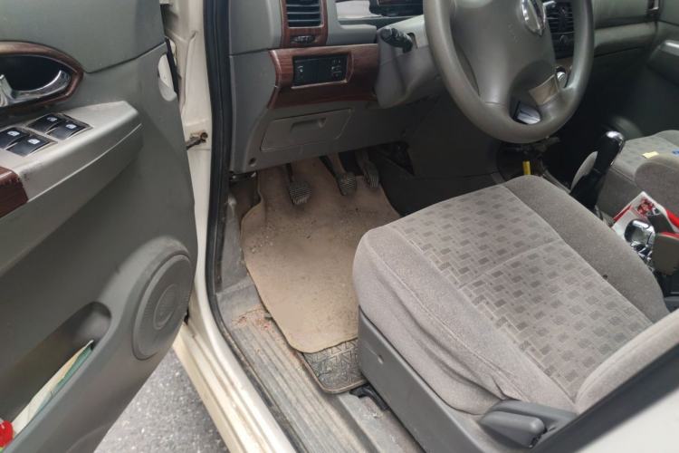 Used Dongfeng Shuaike 2011 2.0L Manual Comfort 7-Seater Driver Seat