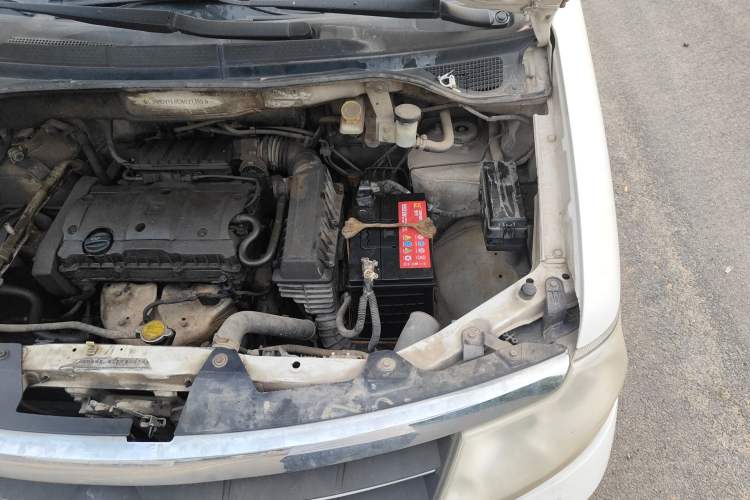 Used Dongfeng Shuaike 2011 1.6L Manual Comfort 7-Seater Engine Bay Left