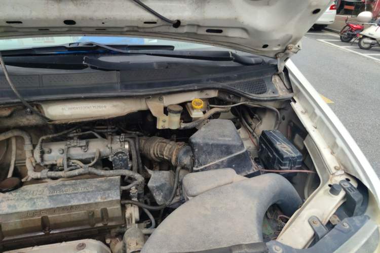 Used Dongfeng Shuaike 2011 2.0L Manual Comfort 7-Seater Engine Bay Left