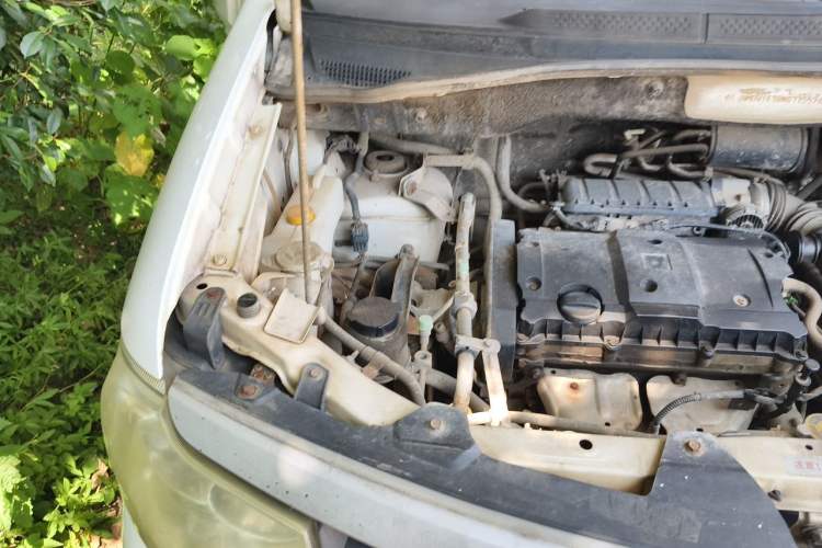 Used Dongfeng Shuaike 2011 1.6L Manual Comfort 7-Seater Engine Bay Right