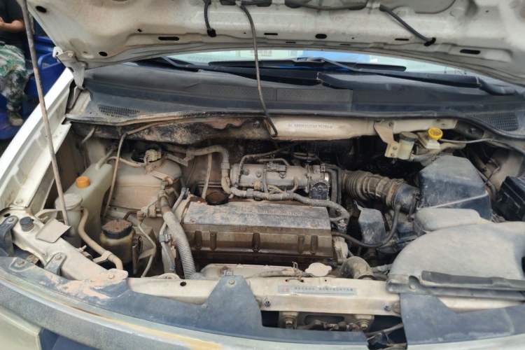 Used Dongfeng Shuaike 2011 2.0L Manual Comfort 7-Seater Engine Bay Right