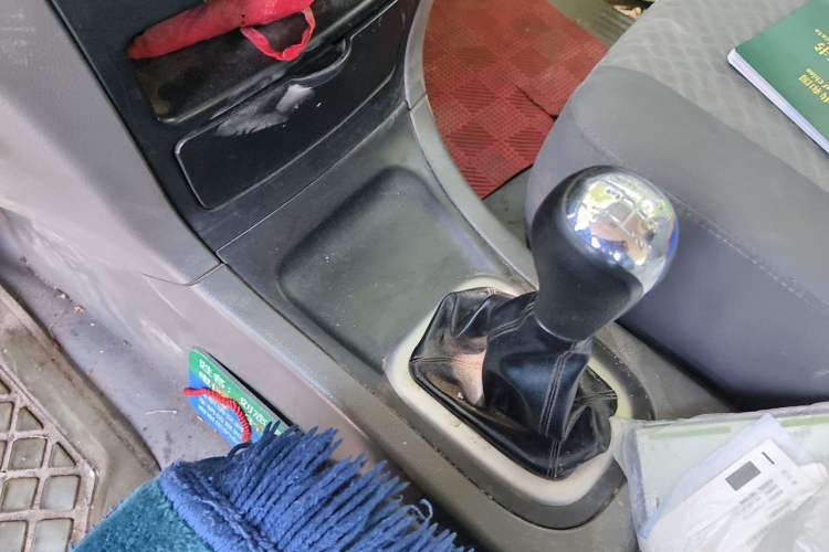 Used Dongfeng Shuaike 2011 1.6L Manual Comfort 7-Seater Gear Lever