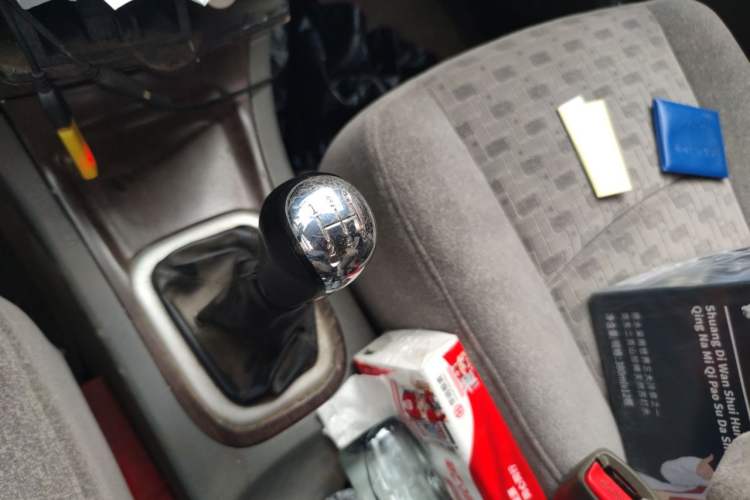 Used Dongfeng Shuaike 2011 2.0L Manual Comfort 7-Seater Gear Lever