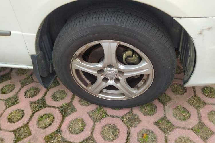 Used Dongfeng Shuaike 2011 1.6L Manual Comfort 7-Seater Right Front Wheel Hub