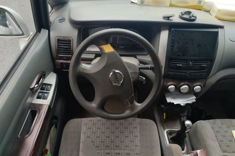 Used Dongfeng Shuaike 2011 2.0L Manual Comfort 7-Seater Steering Wheel