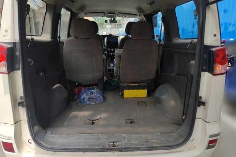 Used Dongfeng Shuaike 2011 2.0L Manual Comfort 7-Seater Trunk