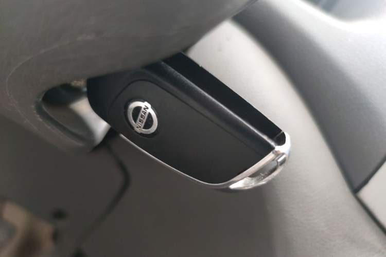 Used Dongfeng Shuaike 2011 2.0L Manual Comfort 7-Seater Vehicle Key