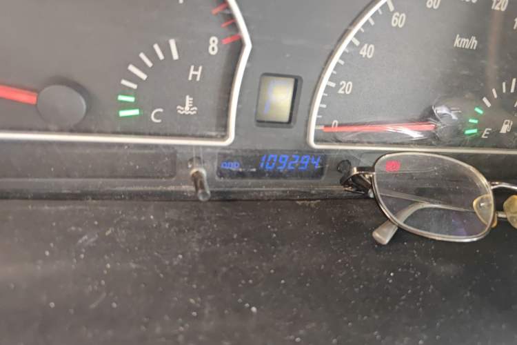 Used Dongfeng Shuaike 2012 2.0L Automatic Flagship 7-Seater Odometer Close Up