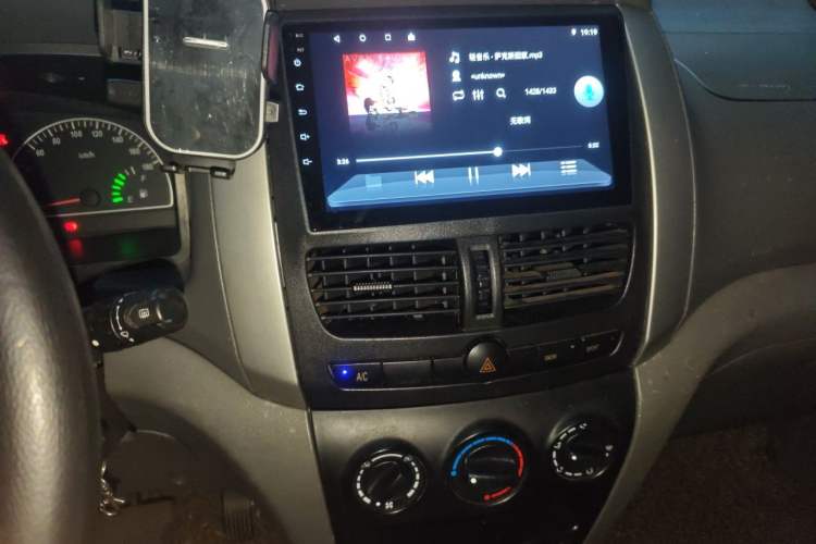 Used Dongfeng Shuaike 2012 2.0L Automatic Luxury 7-Seater Audio And AC Panel