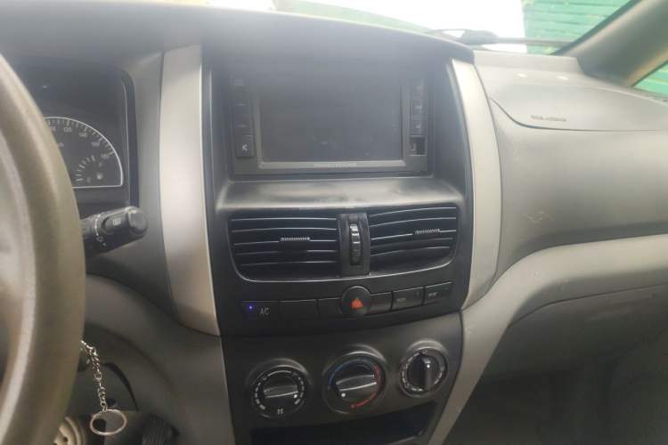 Used Dongfeng Shuaike 2012 2.0L Automatic Luxury 7-Seater Audio And AC Panel