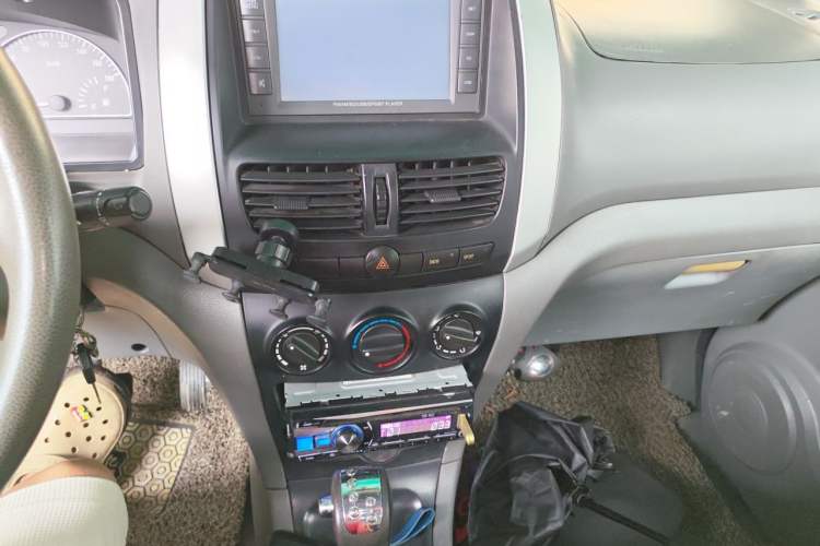 Used Dongfeng Shuaike 2012 2.0L Automatic Flagship 7-Seater Audio And AC Panel