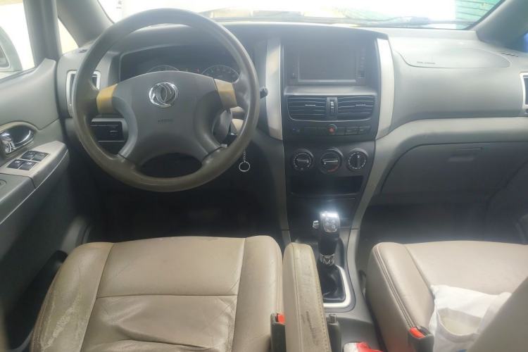Used Dongfeng Shuaike 2012 2.0L Automatic Luxury 7-Seater Center Console