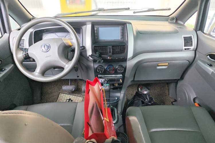Used Dongfeng Shuaike 2012 2.0L Automatic Flagship 7-Seater Center Console
