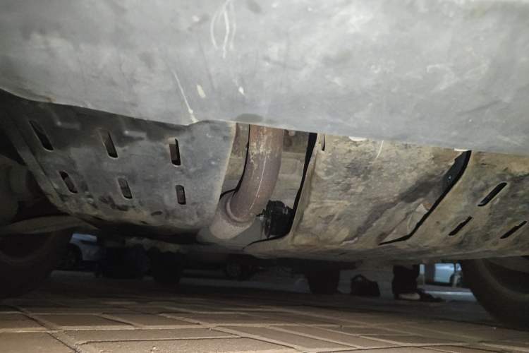 Used Dongfeng Shuaike 2012 2.0L Automatic Luxury 7-Seater Chassis Front