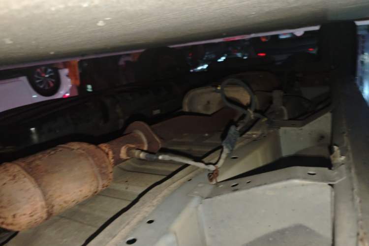 Used Dongfeng Shuaike 2012 2.0L Automatic Luxury 7-Seater Chassis Rear Left