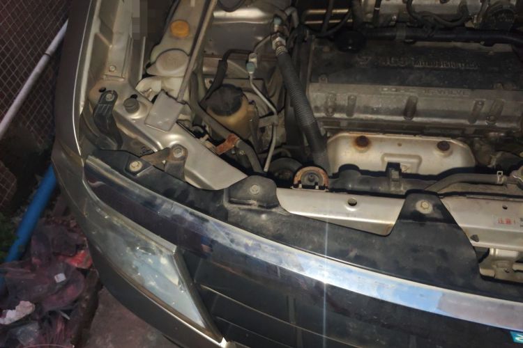 Used Dongfeng Shuaike 2012 2.0L Automatic Luxury 7-Seater Engine Bay Right
