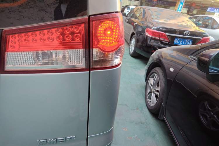 Used Dongfeng Shuaike 2012 2.0L Automatic Flagship 7-Seater Exterior 3