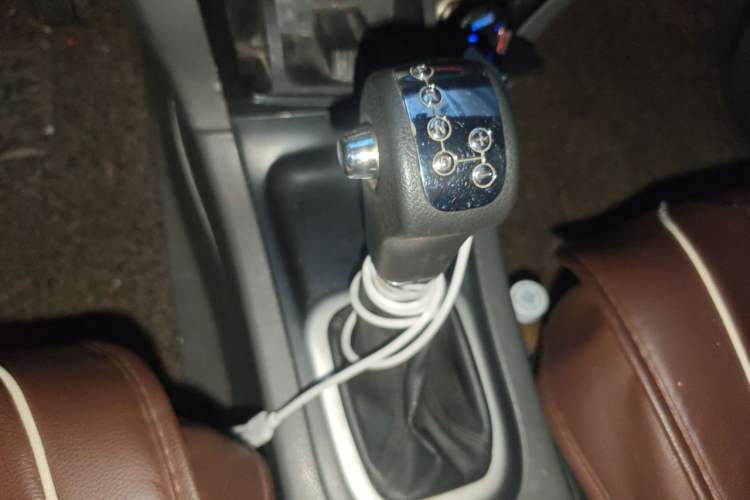 Used Dongfeng Shuaike 2012 2.0L Automatic Luxury 7-Seater Gear Lever