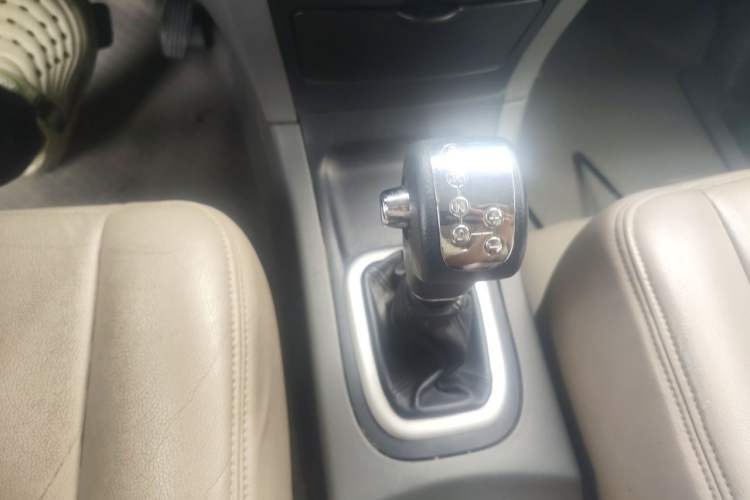 Used Dongfeng Shuaike 2012 2.0L Automatic Luxury 7-Seater Gear Lever