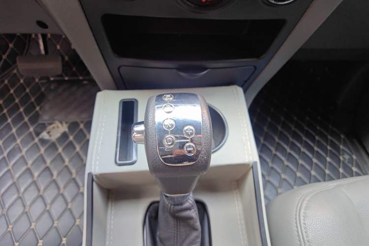 Used Dongfeng Shuaike 2012 2.0L Automatic Flagship 7-Seater Gear Lever