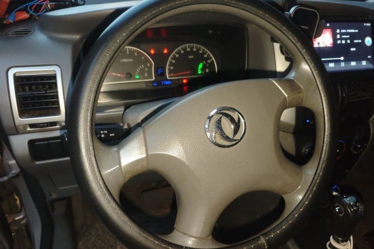 Used Dongfeng Shuaike 2012 2.0L Automatic Luxury 7-Seater Steering Wheel