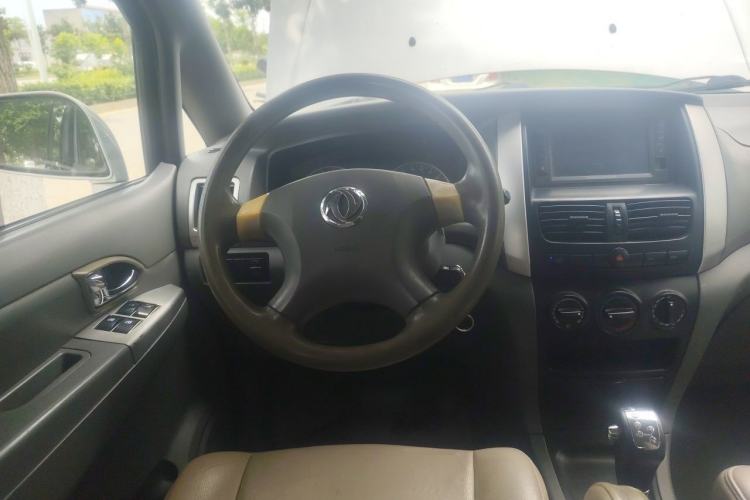 Used Dongfeng Shuaike 2012 2.0L Automatic Luxury 7-Seater Steering Wheel