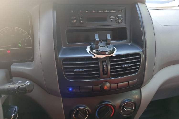 Used Dongfeng Shuaike 2013 Revised Version 1.5L Manual Comfort Trim 7 Seats China IV Standard Audio And AC Panel