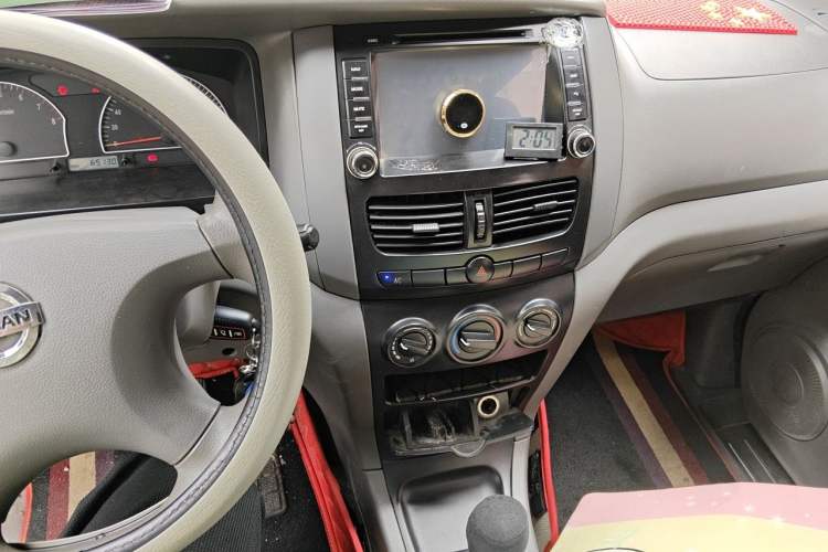 Used Dongfeng Shuaike 2013 1.5L Manual Comfort 7-Seater China V Standard Audio And AC Panel