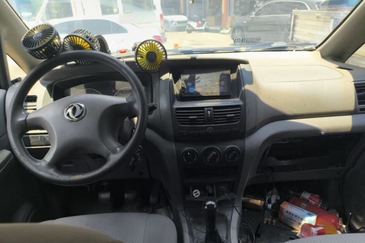 Used Dongfeng Shuaike 2013 Revised Version 1.5L Manual Standard Trim 5 Seats China V Emission Standard Center Console