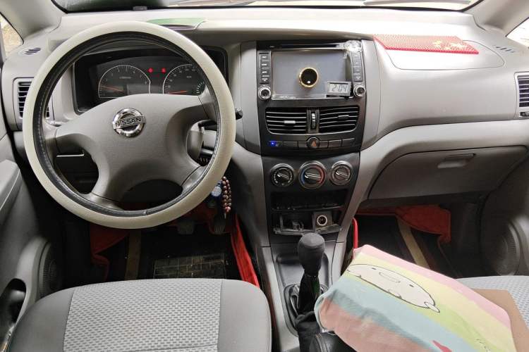 Used Dongfeng Shuaike 2013 1.5L Manual Comfort 7-Seater China V Standard Center Console