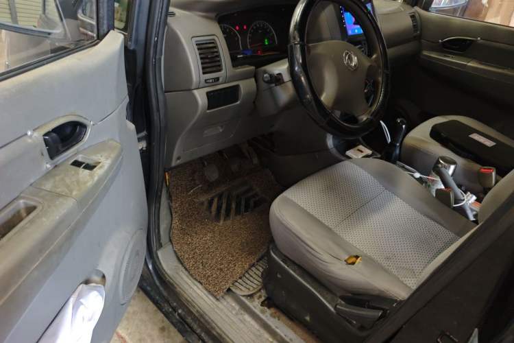 Used Dongfeng Shuaike 2013 Revised Version 1.5L Manual Standard Trim 5 Seats China IV Standard Driver Seat