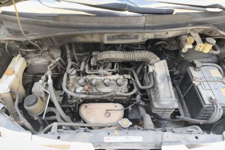 Used Dongfeng Shuaike 2013 Revised Version 1.5L Manual Standard Trim 5 Seats China V Emission Standard Engine Bay