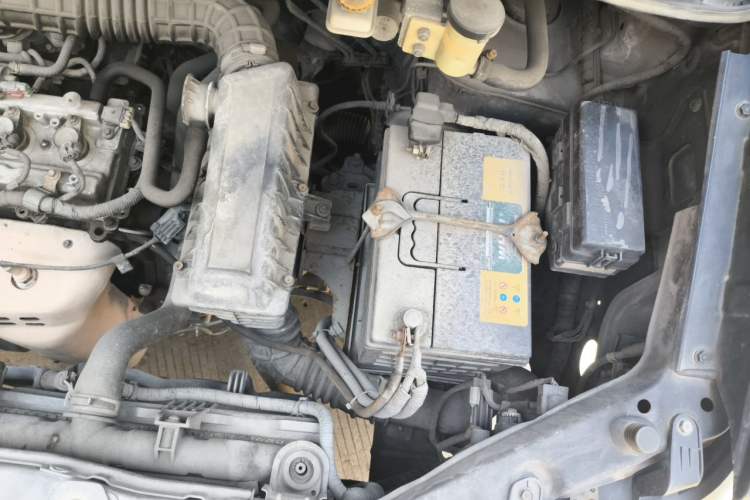 Used Dongfeng Shuaike 2013 Revised Version 1.5L Manual Standard Trim 5 Seats China V Emission Standard Engine Bay Left