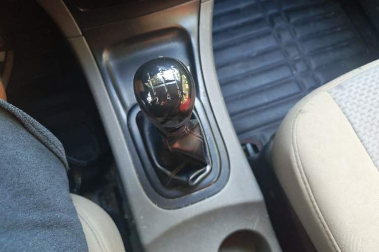 Used Dongfeng Shuaike 2013 Revised Version 1.5L Manual Comfort Trim 7 Seats China IV Standard Gear Lever