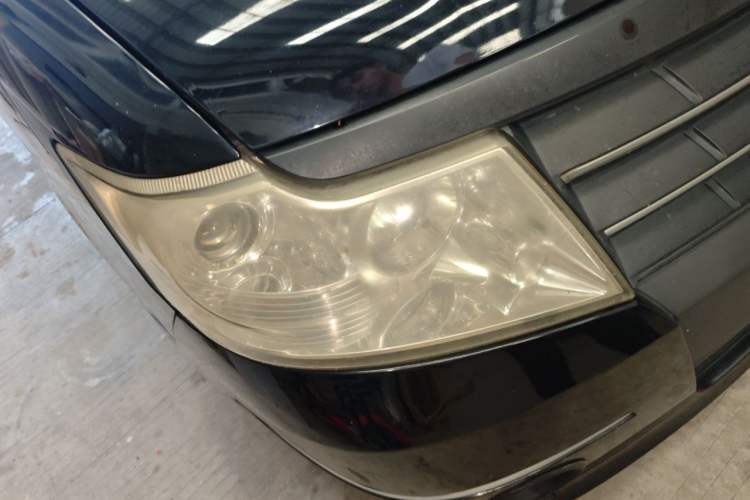 Used Dongfeng Shuaike 2013 Revised Version 1.5L Manual Standard Trim 5 Seats China IV Standard Right Front Headlight