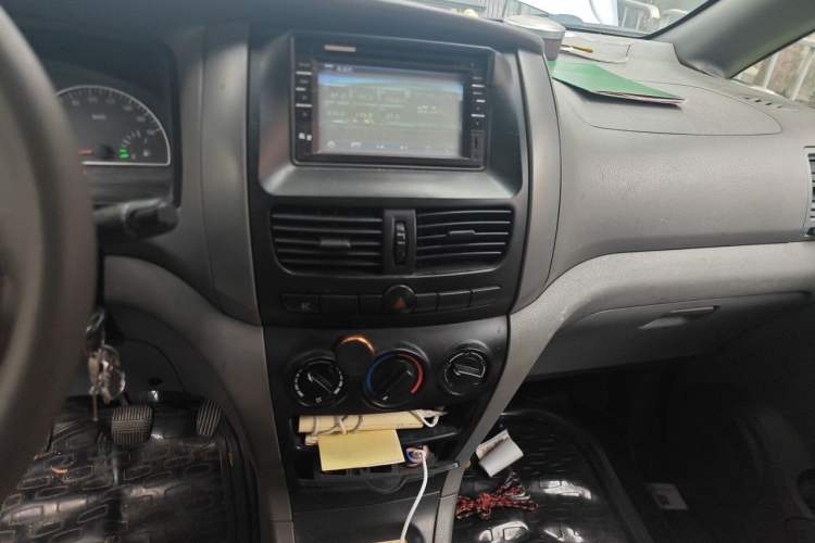 Used Dongfeng Shuaike 2013 1.5L Manual Comfort 7-Seater China V Standard Audio And AC Panel