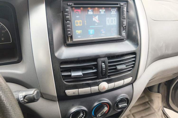 Used Dongfeng Shuaike 2013 Facelift 1.5L Manual Comfort 7-Seater China V Standard Audio And AC Panel