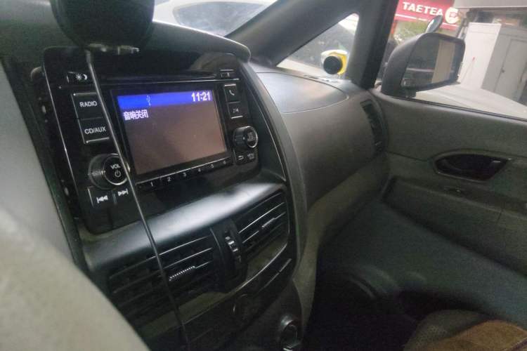 Used Dongfeng Shuaike 2013 Revised Version 1.5L Manual Comfort Trim 7 Seats China IV Standard Audio And AC Panel