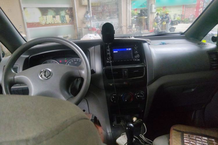 Used Dongfeng Shuaike 2013 Revised Version 1.5L Manual Comfort Trim 7 Seats China IV Standard Center Console